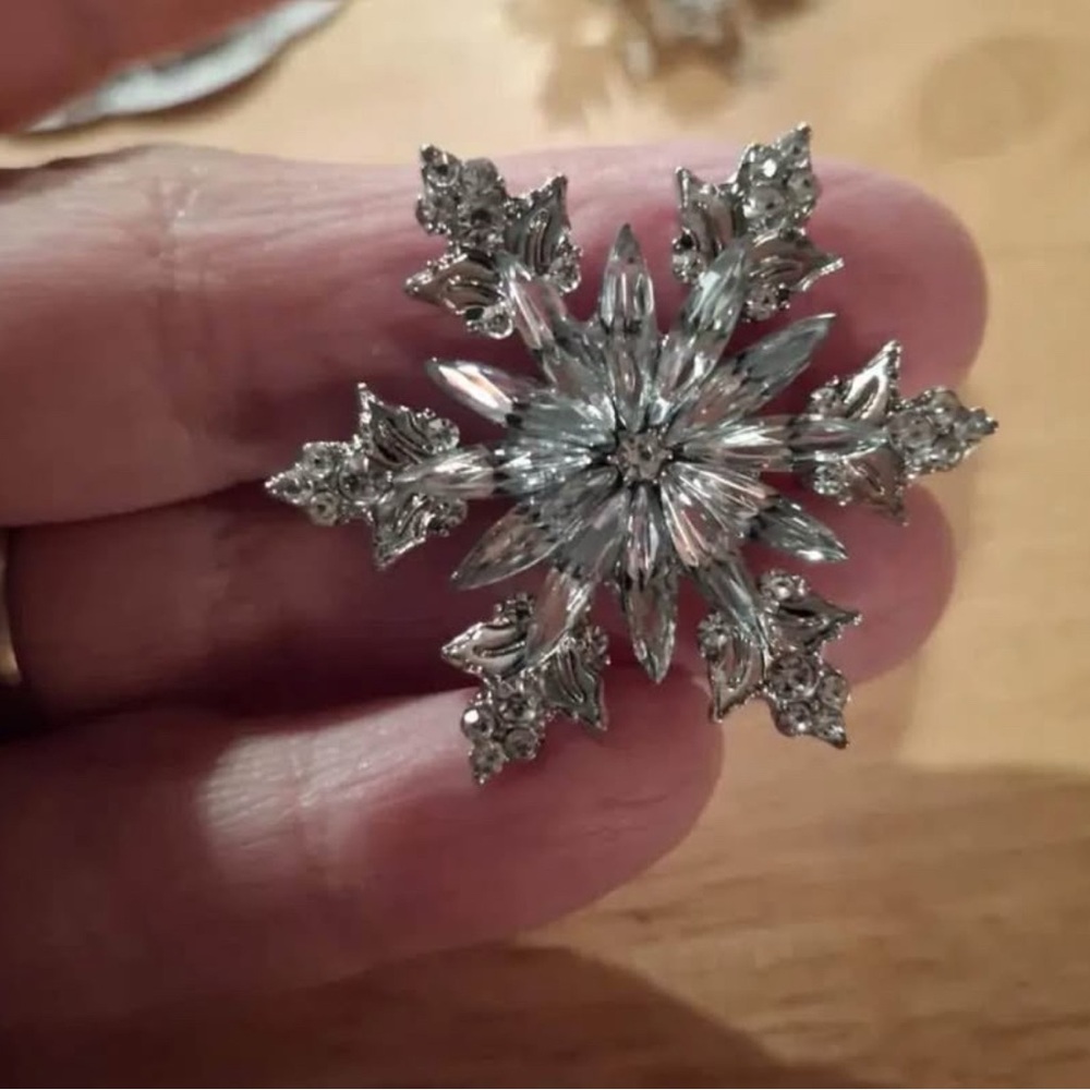 Elegant Silver Snowflake Vintage Brooch - Picture 2 of 3